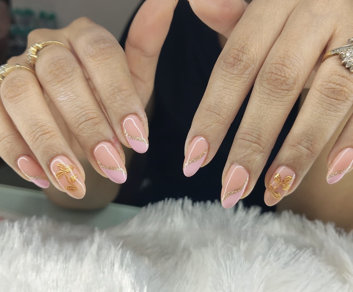 Soft pink & gold by The Nail Addict, Kharadi